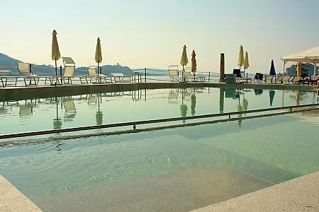 Sleeps 6 Pool Wifi Apartment